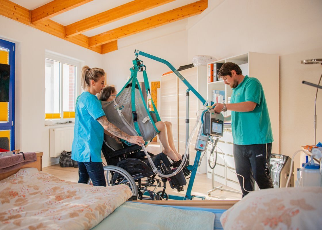 Lifter beim Patiententransfer