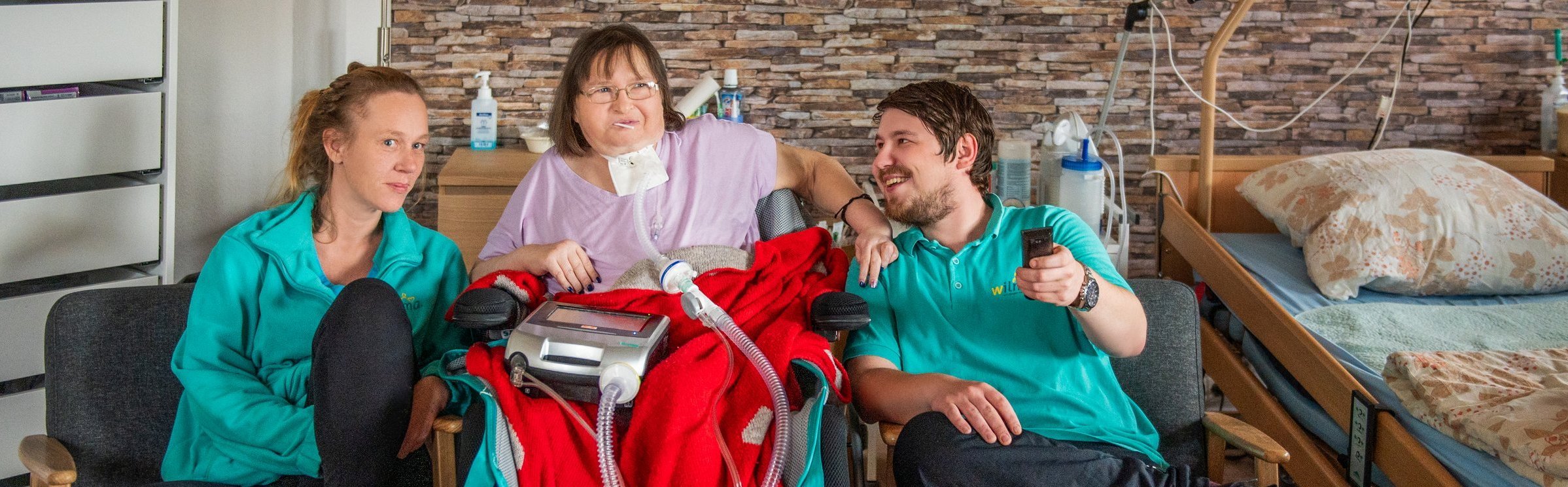 Klientin mit Pfleger beim Fernseh gucken